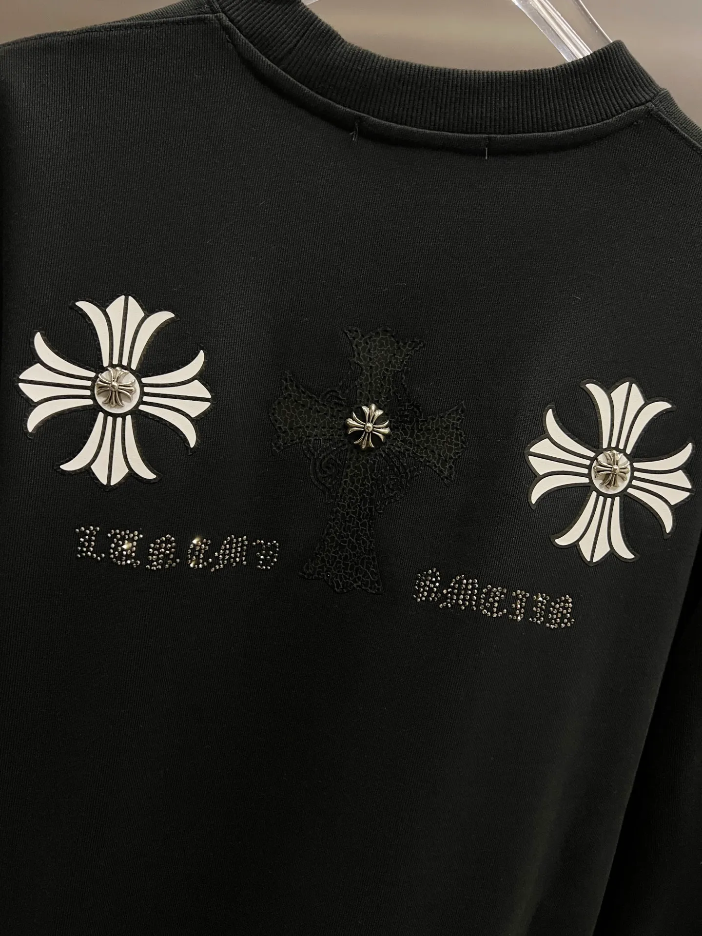 🅿️280 CH Crowe 2025 Autumn and Winter New Style Round Neck Long Sleeve Sweater Cross Patch Leather + Customized Hardware Metal Horseshoe Sanskrit Characters + Middle Eastern Australian Diamond Design Craftsmanship The real thing is great🔥Same style for men and women, loose version Size S M L XL XXL Five sizes Black White